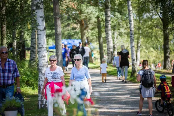 Mange mennesker går på tursti