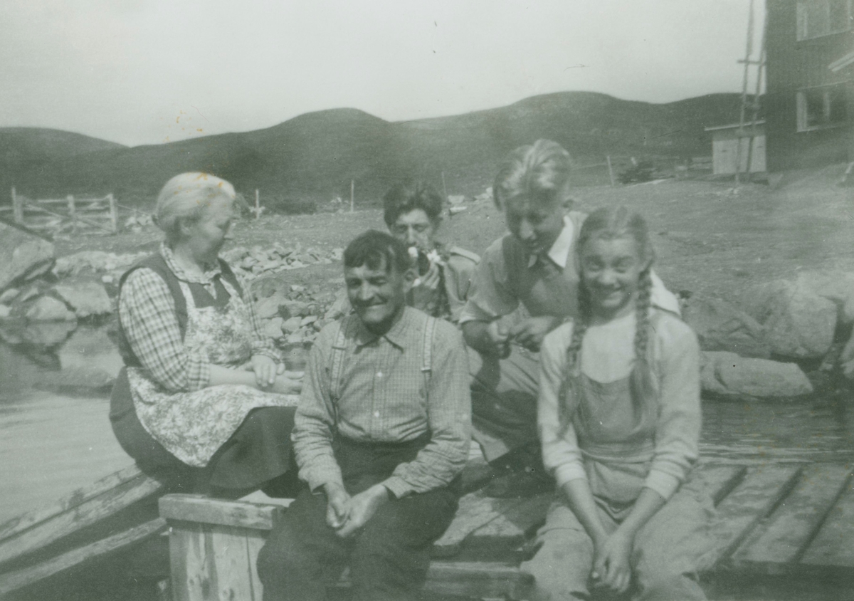 På stølen. Frå v.: Margit Eilevsdtr. Grangård, Olaf Olson Brenno, Ove Olson Brenno, Martin Olafson Brenno og Astri Olafsdtr. Brenno.