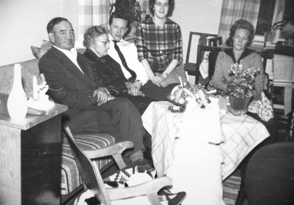 Granbo i Bekkelaget.T.v Hallvard Hagen 1901-1974, Emma Knudsen 1884-1978, Erling Nilsen, Anne Lise Nilsen, f. Knudsen, og hennes mor Mary Knudsen 1918-2001.