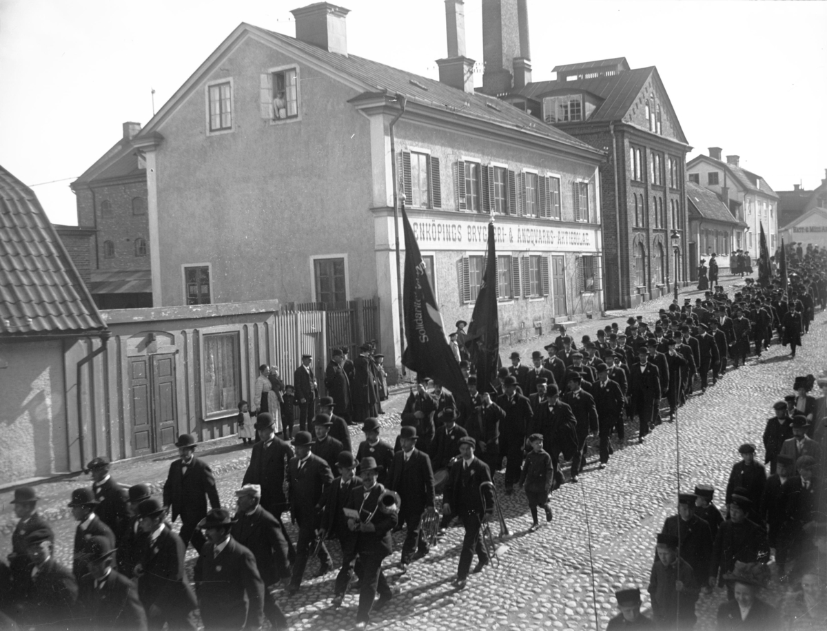 "1 maj, vid Enköpings bryggeri". Kungsgatan 5-11, Enköping, sett från norr.