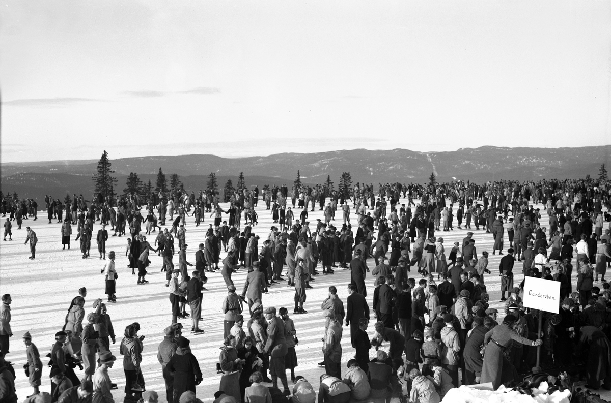 Tryvann skøytebane, Oslo, 1934. Tettpakket med skøyteløpere.