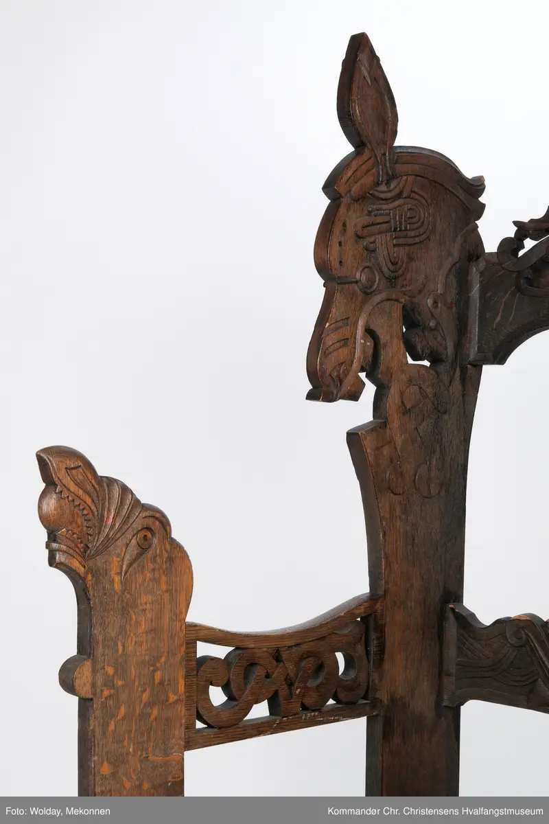 Kopi av høysetet fra Magnus Andersens "Viking".
Utskjæringer i dragestil