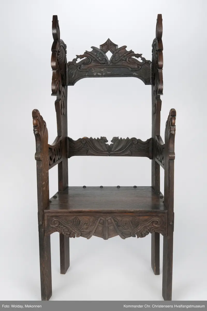 Kopi av høysetet fra Magnus Andersens "Viking".
Utskjæringer i dragestil