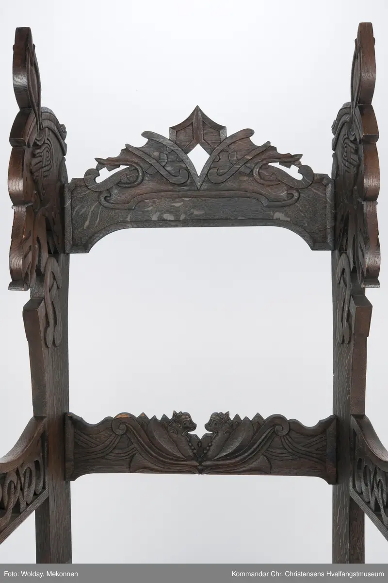 Kopi av høysetet fra Magnus Andersens "Viking".
Utskjæringer i dragestil