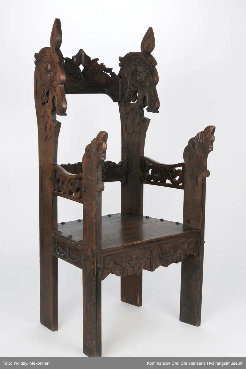 Kopi av høysetet fra Magnus Andersens "Viking".
Utskjæringer i dragestil