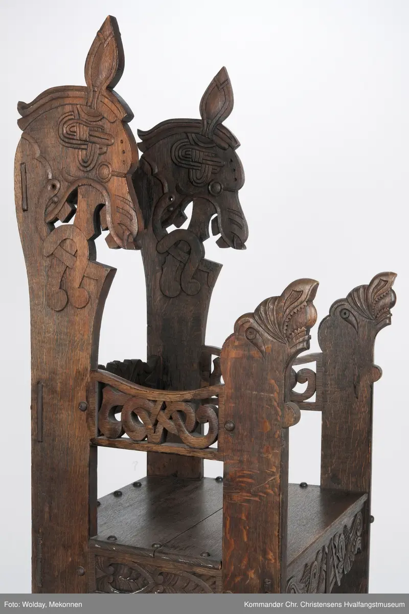 Kopi av høysetet fra Magnus Andersens "Viking".
Utskjæringer i dragestil