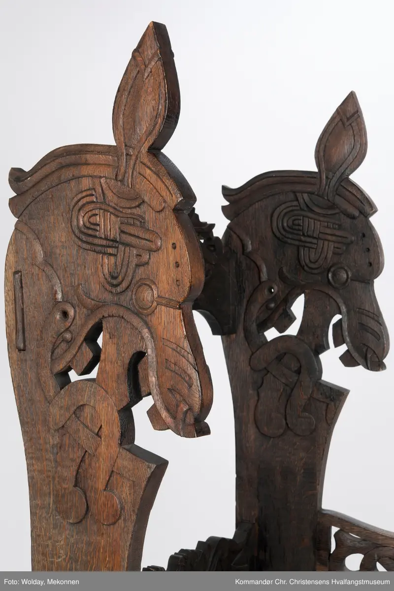 Kopi av høysetet fra Magnus Andersens "Viking".
Utskjæringer i dragestil