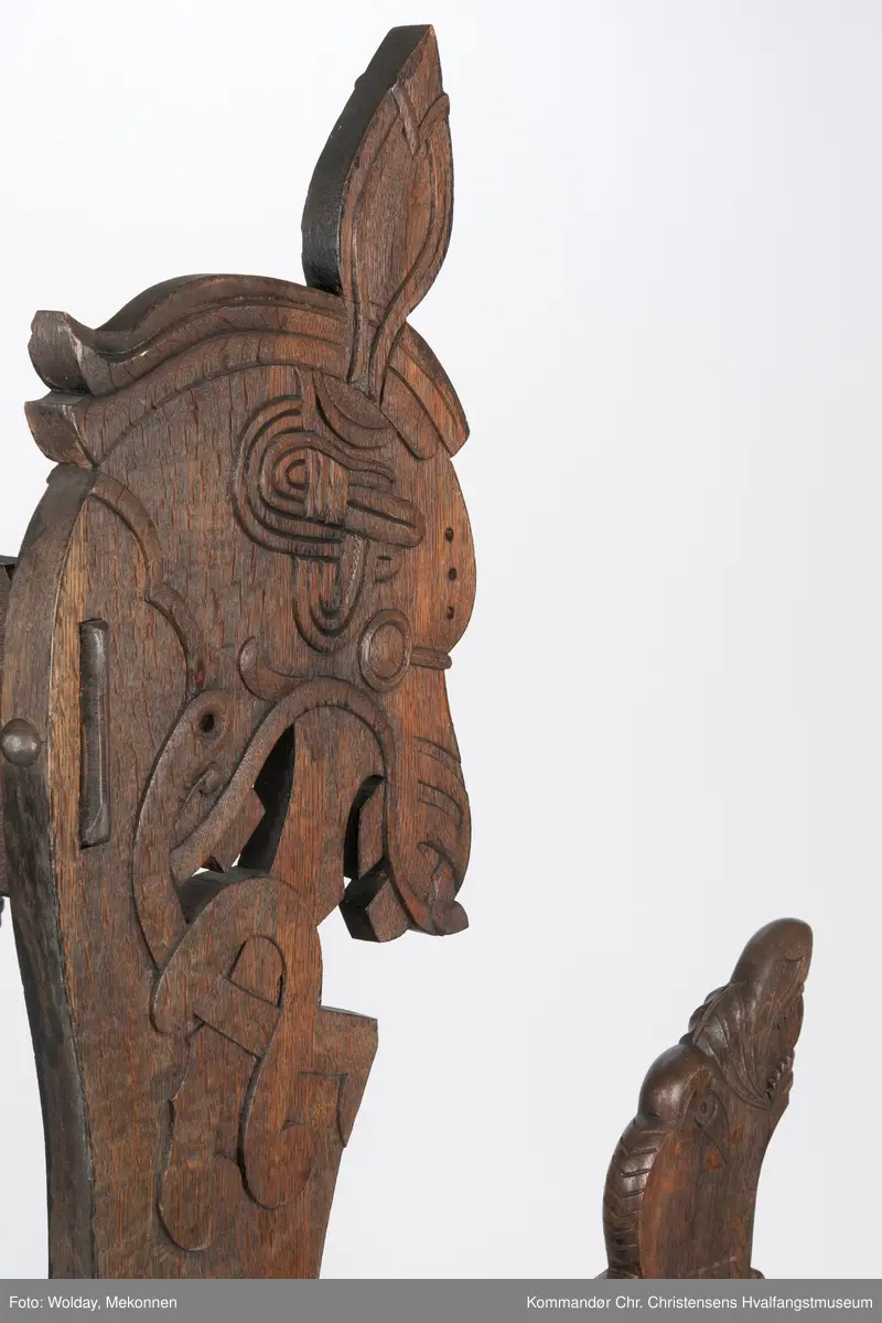 Kopi av høysetet fra Magnus Andersens "Viking".
Utskjæringer i dragestil