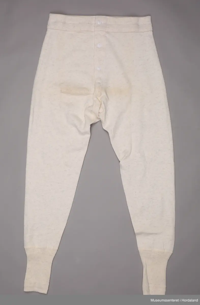 Benklær, lange underbukser med knapper i gylf.