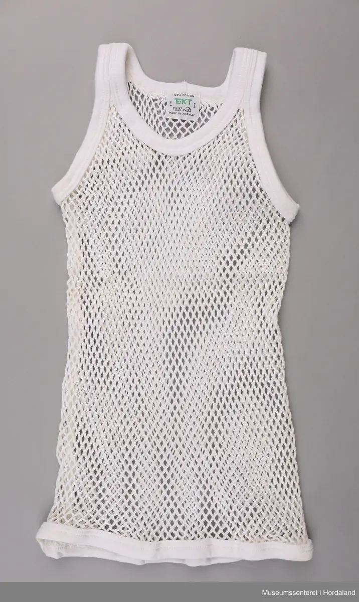 Svart/kvitt foto: tre barn med helsetrøye på blå botn.