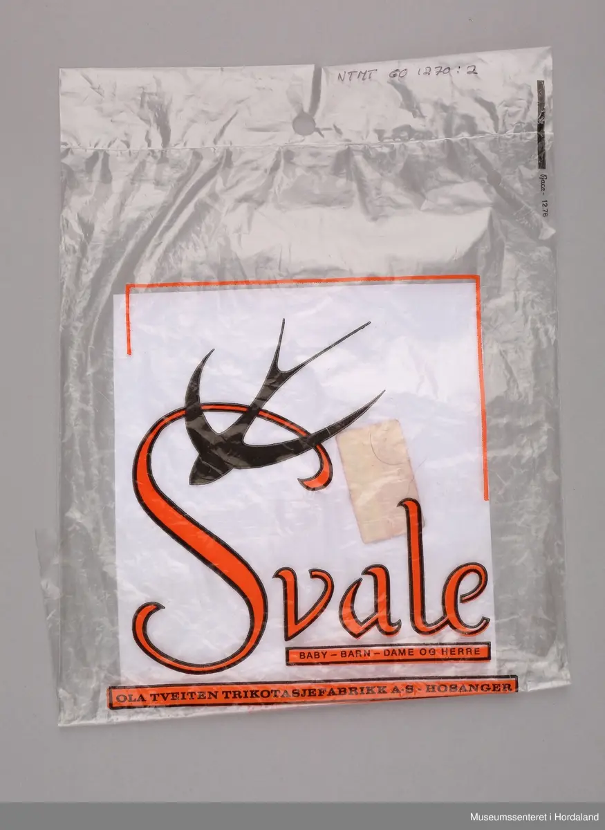 :1 Plagget: Dekor: Hvite svaler.
:2 Emballasje: Svart svale og orange skrift på plastpose.