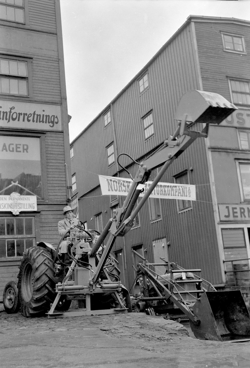 Utstilling i Fjordgata for Eik & Hausken's maskinforretning