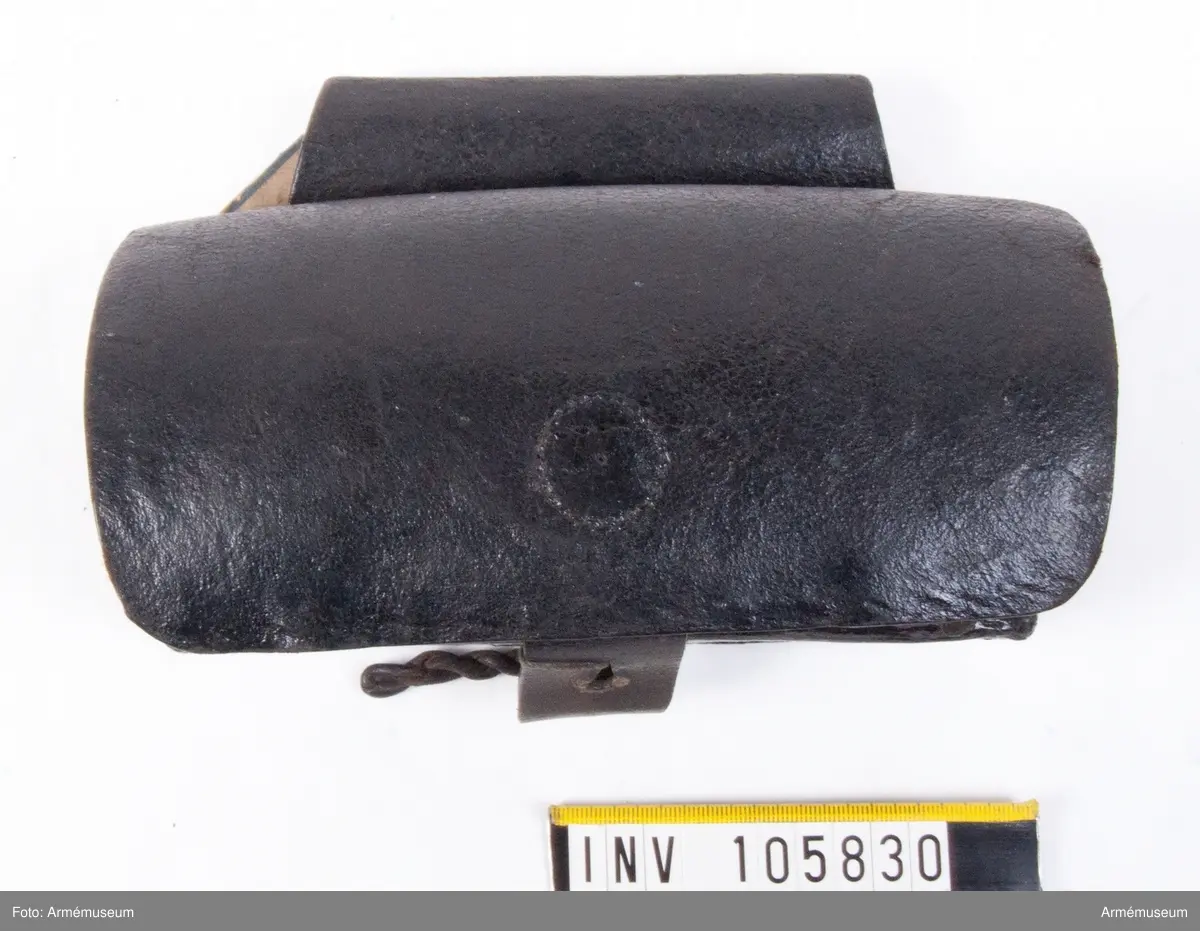 Vidhängande modellapp: "Modell å bandoler till efterrättelse vid förändring af nu befintliga infanterie bandoler. Stockholm den 20 Februari 1874. På befallning L. Thimgren Adutant vid Kongl. Arméförvaltningens Intendents Departement. Likheten med den af Kongl. Majt genom Nåd. General order den 17 Februari 1874 fastställda modell intygar G. Sandels Generalintendent."