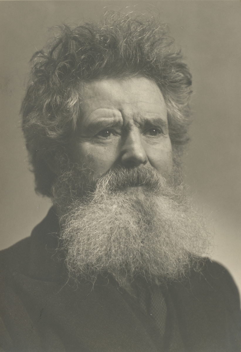 Portrettfotografier av Ingvald Skjeldrup i fotoatelier.