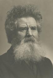 Portrettfotografier av Ingvald Skjeldrup i fotoatelier.