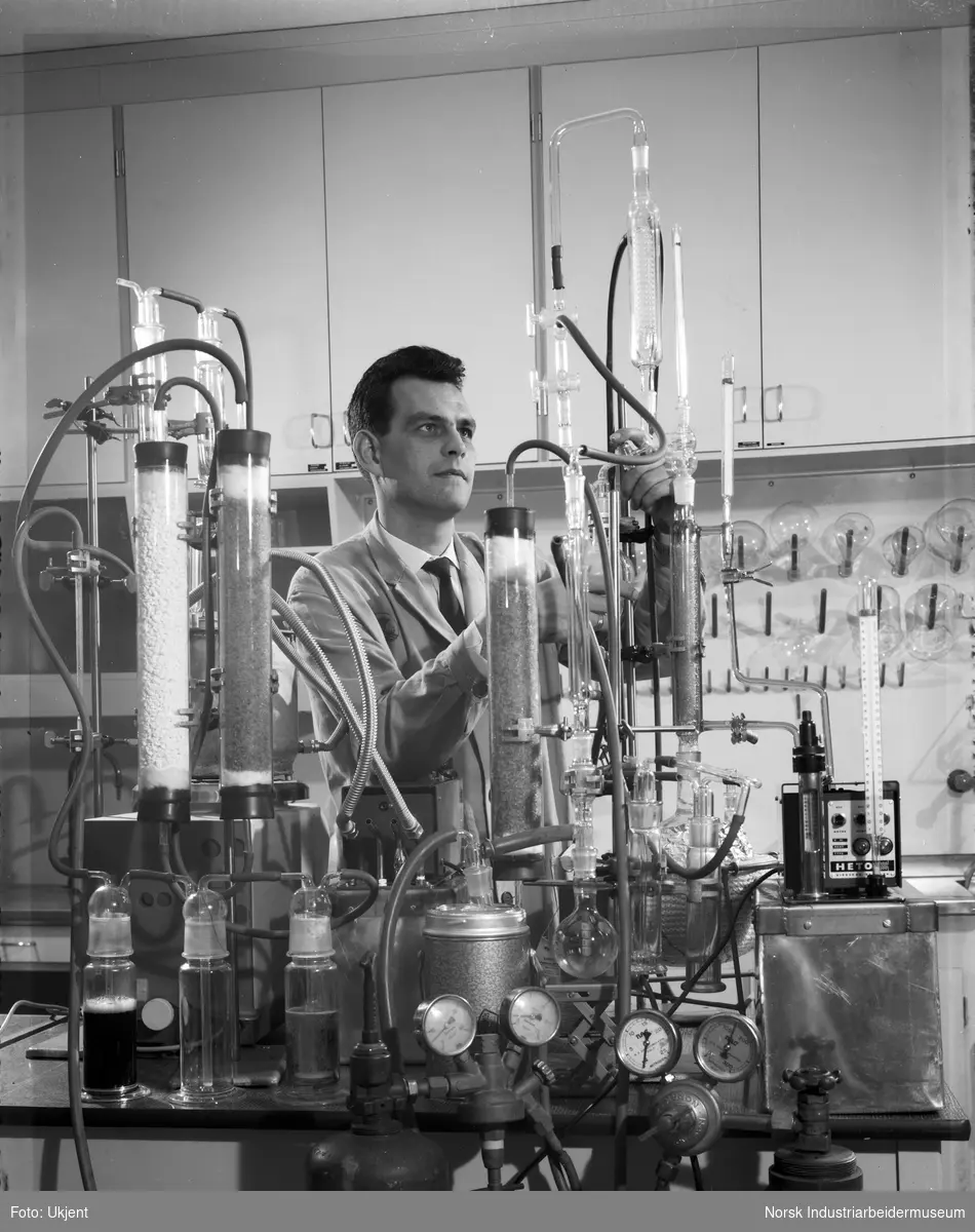 Tekniker Sverre Christensen i organisk lab ved syntese- og destillasjonsapparatur.