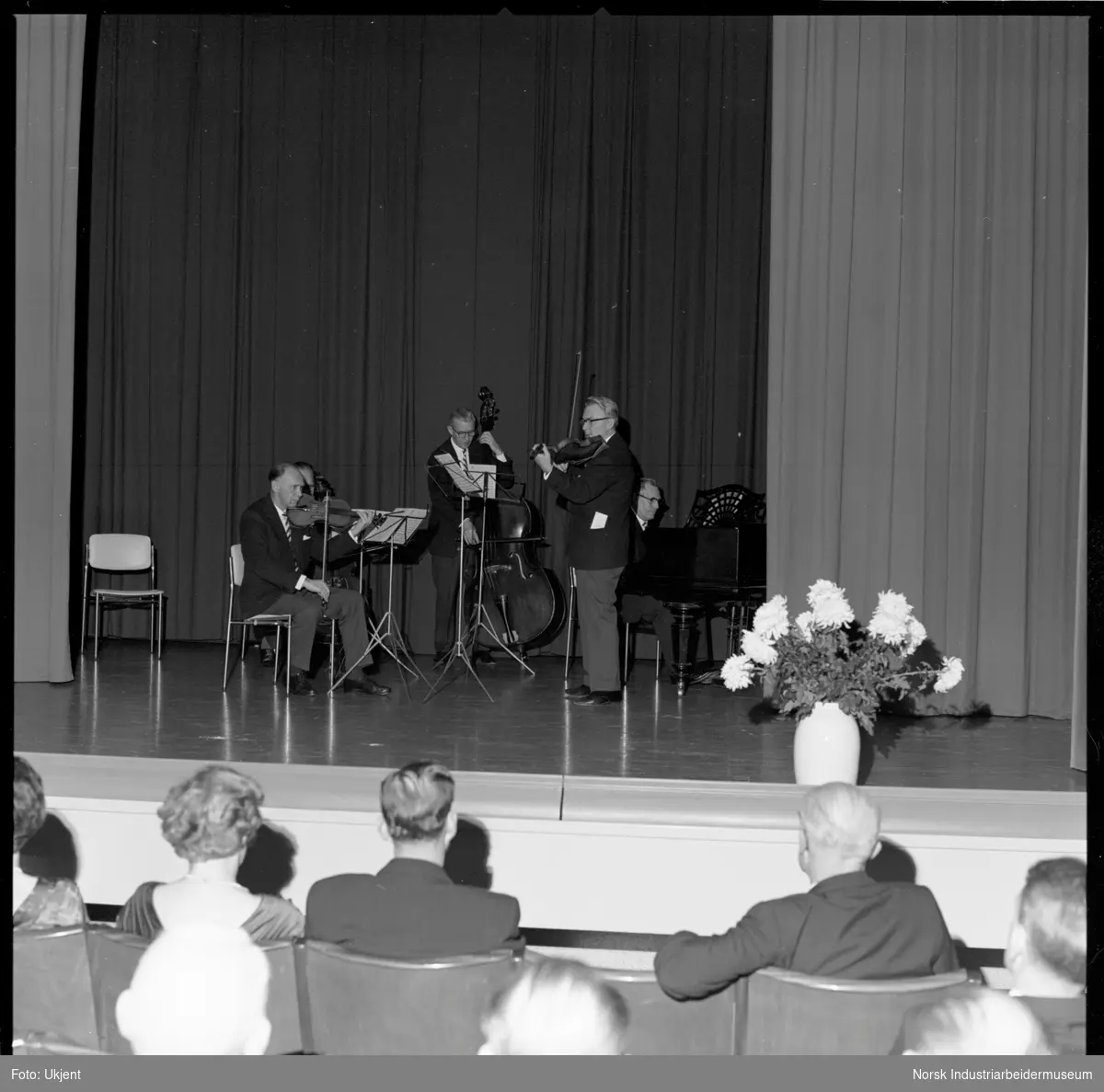 Jubilantfest for herrer, 1964. Orkester i kinosalen.