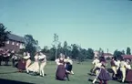 Folkdans och spelmansstämma i Örebro 16-19 juli 1965 i samband med Örebros 700 årsjubileum.
Dansuppvisning på Rostahemmet av Örebro Folkdansgille.