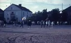Folkdans och spelmansstämma i Örebro 16-19 juli 1965 i samband med Örebros 700 årsjubileum.
Parad genom staden till Eyravallen.