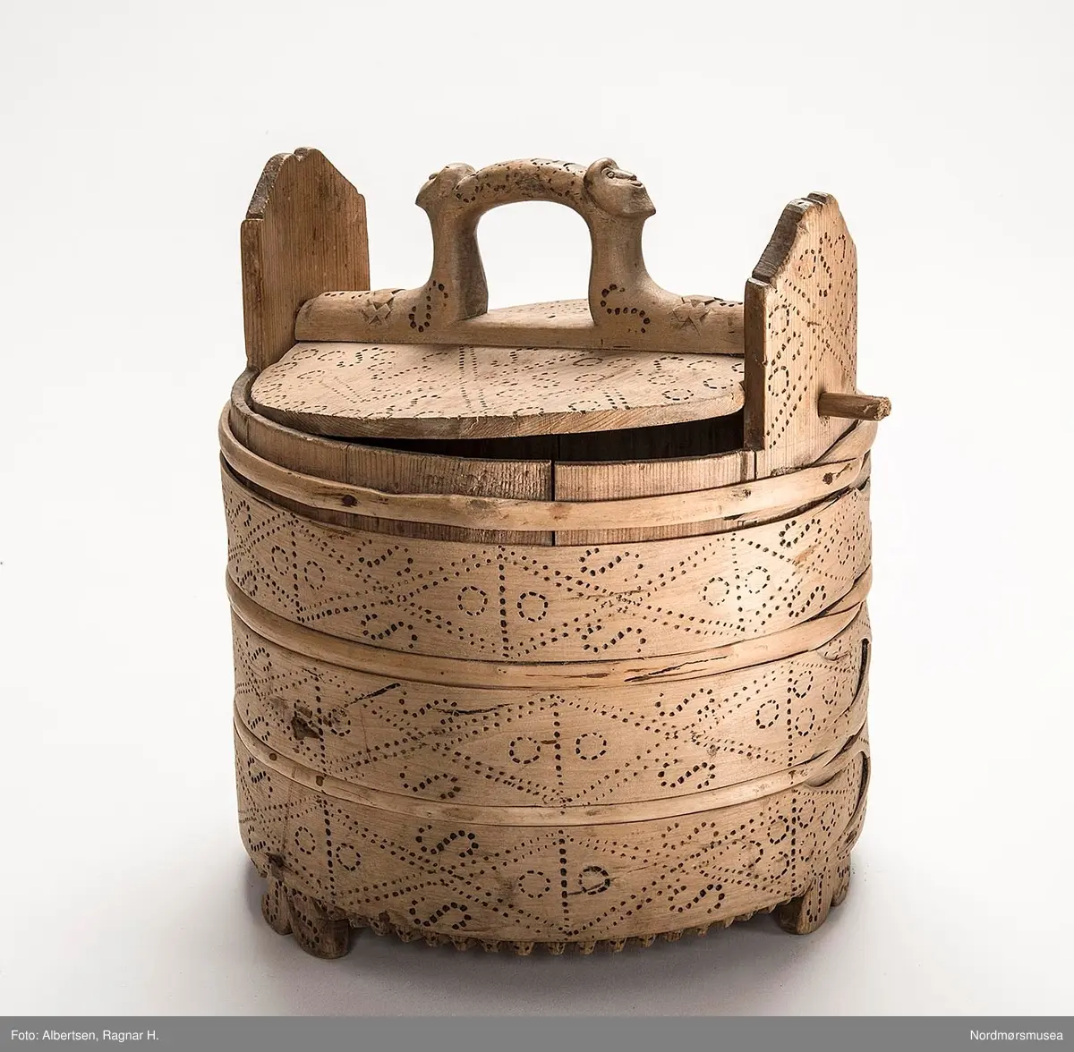 Menneskeansikter (lokkhanken). Sirkler, kors spiraller, med mer. (Rikt dekorert)