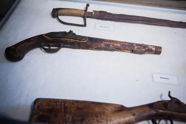Geværer i et utstillingsmonter