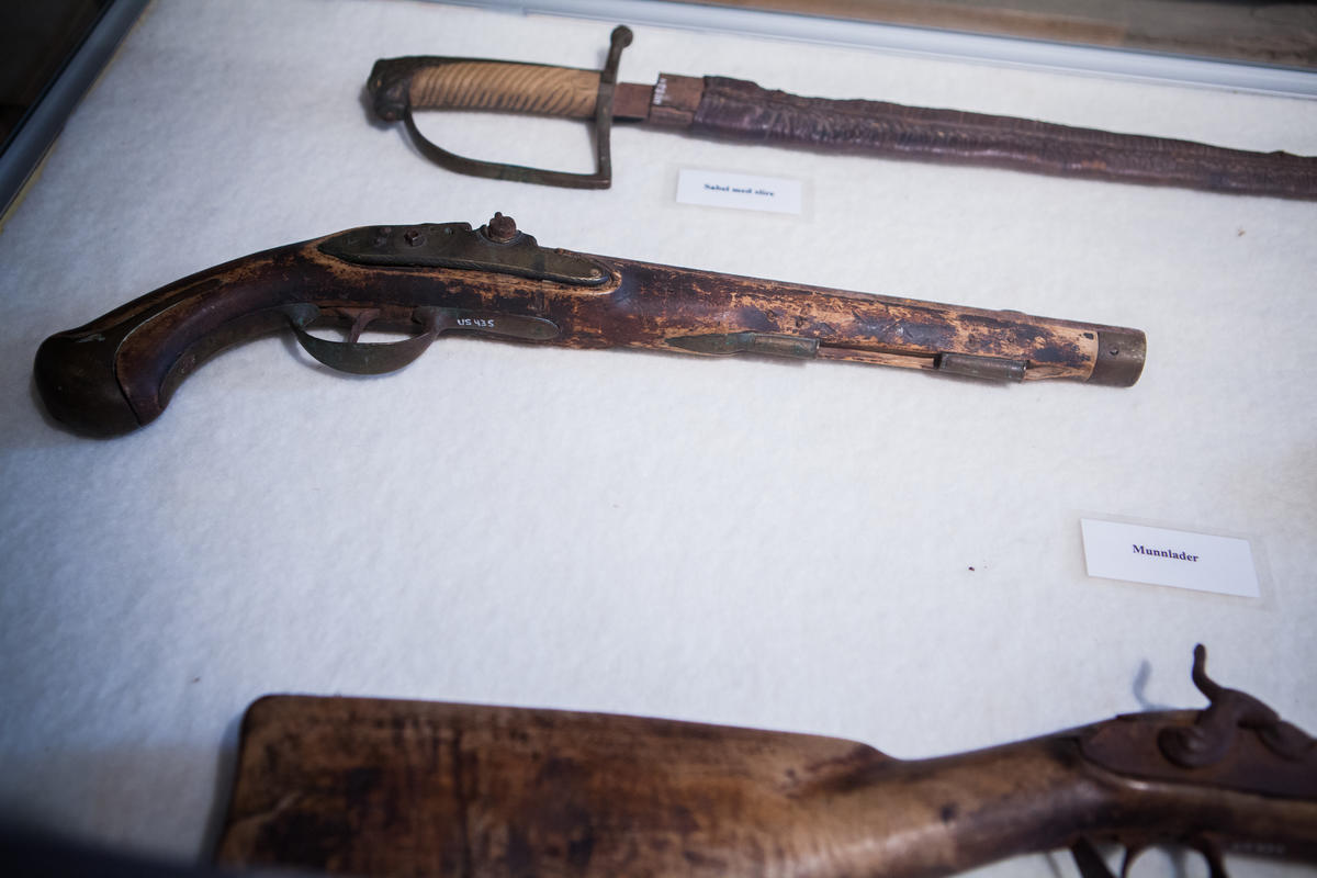 Geværer i et utstillingsmonter