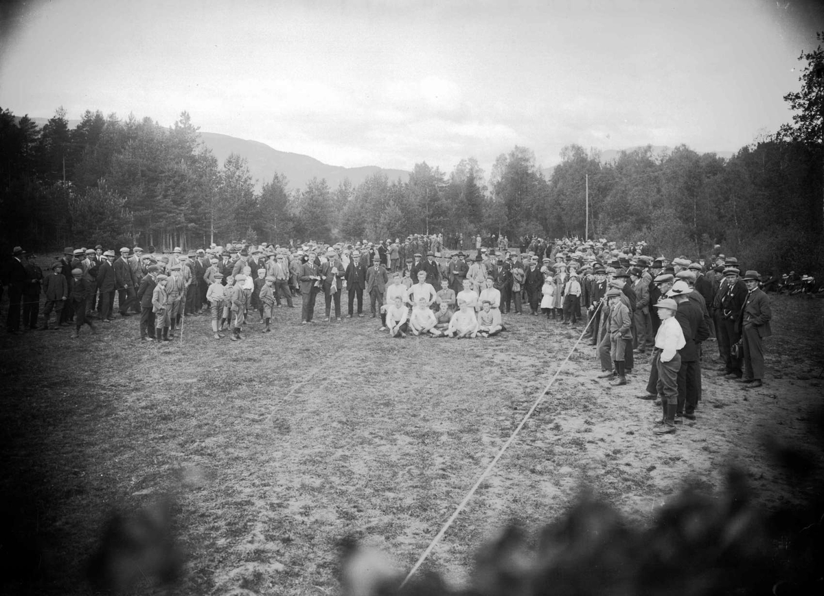 Stor forsamling på åpen slette i skogen - flere hundre