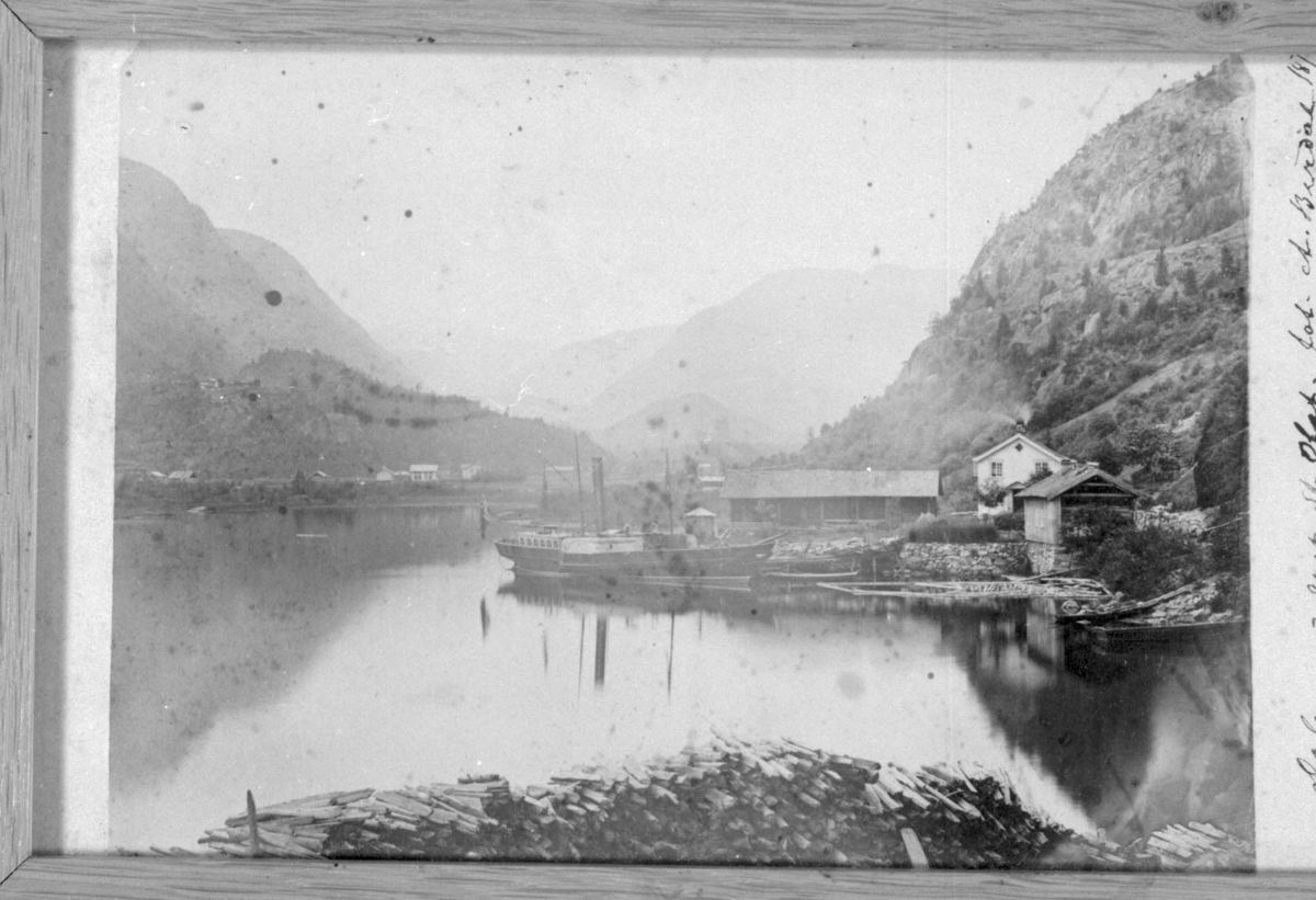 Fotografi av Lastein og med båten "St. Olav" på Dalen.