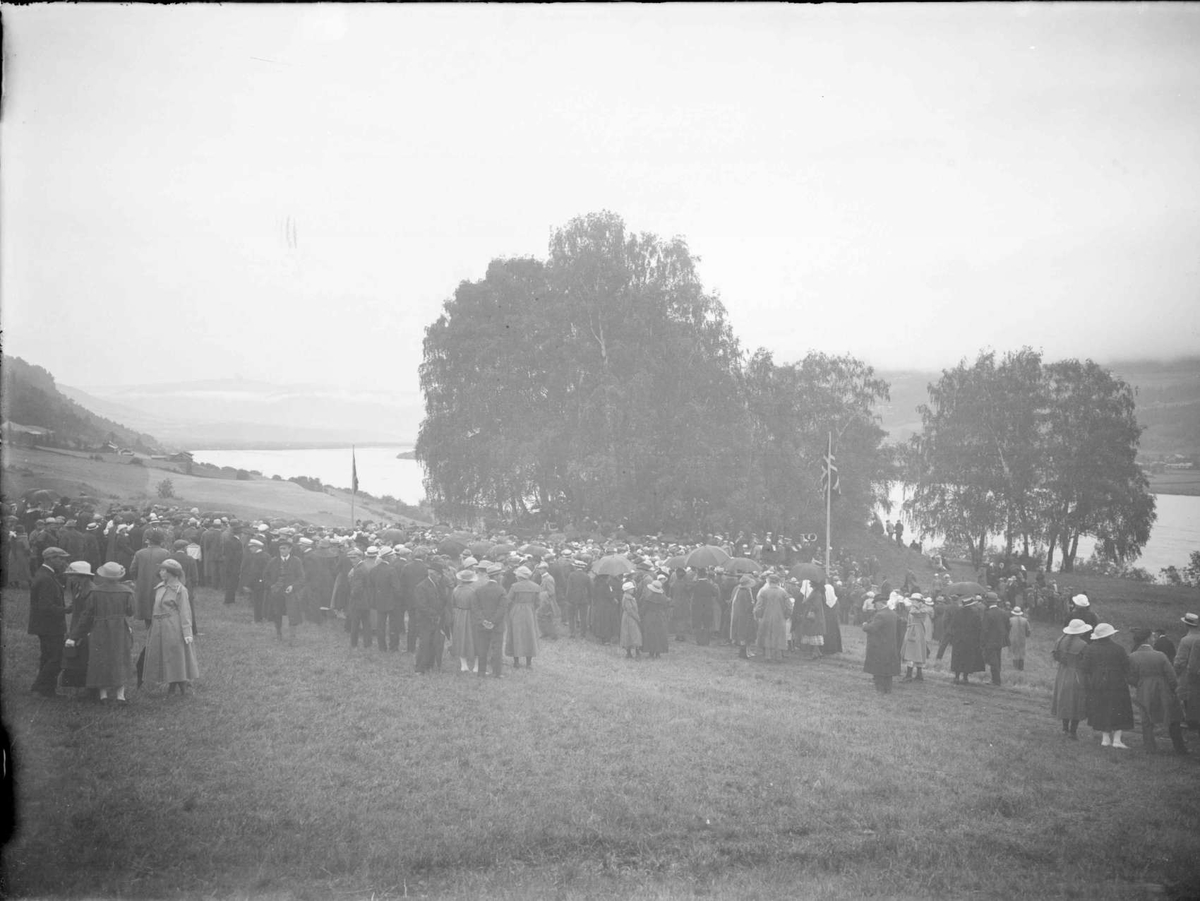 Olavshaugen  på Hundorp ca 1907, Gruppe personer, landskap,gårder, elv, flagg, trær,