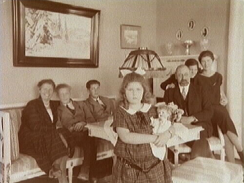 Alfred Thermaenius (1870-1949), sonson till grundaren av AB Joh. Thermaenius & Son, och son till Edvard Thermaenius, vilken utvecklade företaget till en ledande tröskmaskinsfabrik, blev 1919 disponent i familjeföretaget efter att tidigare ha varit verkstadschef. Efter en praktiktjänstgöring hos Bolinder Munktell utbildade han sig till ingenjör i Stockholm. Han var en skicklig konstruktör och tekniker som försåg Thermaeniuströskverken med en mängd nya uppfinningar och förbättringar. Han var intresserad av alla tekniska nyheter. Fotointresset hade han ärvt efter sin far, som redan på 1860-talet började experimentera med fotografering.
Alfred var en flitig, skicklig och entusiastisk amatörfotograf. Hans motiv var tekniska detaljer av tröskverken, utställningar av tröskverk i samband med lantbruksmöten, samt resor.
Han gjorde bl.a. affärs- och studieresor till USA, Sydamerika och Nordafrika. Kameran fick naturligtvis alltid följa med.