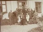 13/9 1919. Släkten samlad vid byggnad