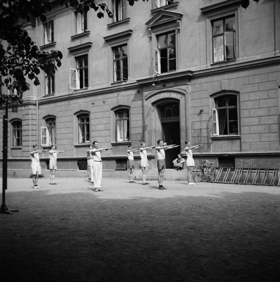 Gymnastik framför Fjellstedtska skolan, kvarteret Tigern, Dragarbrunn, Uppsala