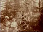 Familjen Thermaenius utanför sommarnöjet Granliden, Tisaren.
Gerda, Sven, Carl-Edvard, Ulla, Barbro, Björn.