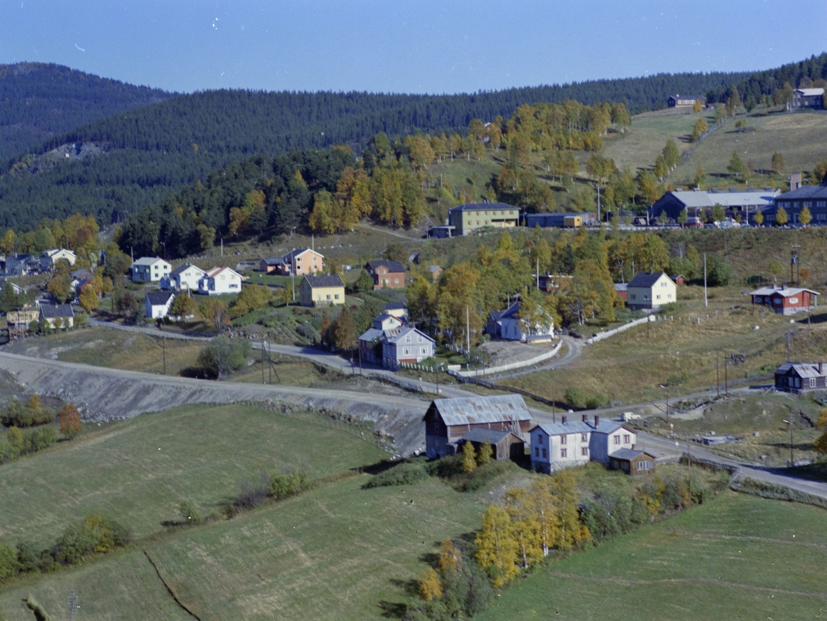 Flyfoto, tettsted,gårdsbruket Brunshåhån i front med Dombås Stasjon bakenfor