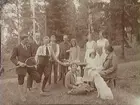 Granliden, Tisaren.
Familjegrupp i gröngräset i en skogsbacke.
Alfred och Gerda Thermaenius (född Callmander) med barnen Sven, Carl-Edvard, Ulla, Maj, Barbro. Längst till höger Ingrid Sanne (född Callmander), syster till Gerda.