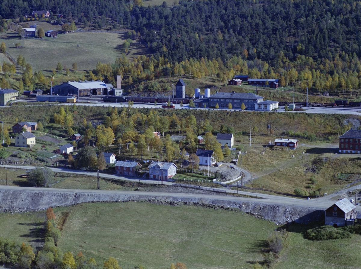 Flyfoto,bebyggelse, Dombås stasjon med Solbakken forran.