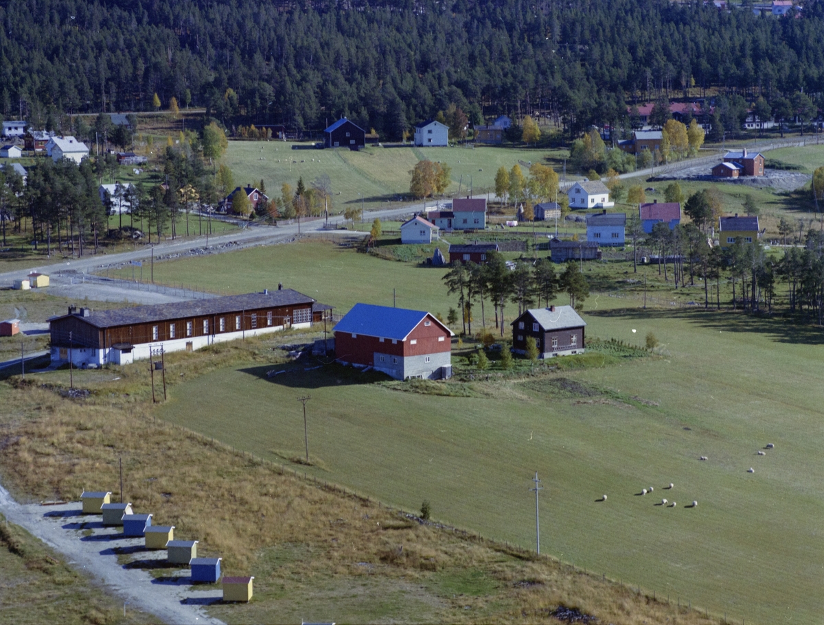 Flyfoto, bebyggelse,gårdsbruket Midtskog tidliger nevnt som Tverrbekklykkja, Dombås. Campinghytter ned til venstre i bildet