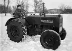 Pojke kör traktor under maskinskötarutbildning på Lantbrukshögskolans maskintekniska institution