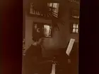 Kvinna spelande piano, maj 1920