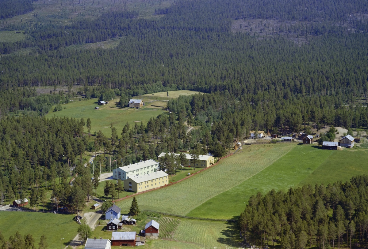 Flyfoto, landsbygd med Dovrefjell hotell, Dombås