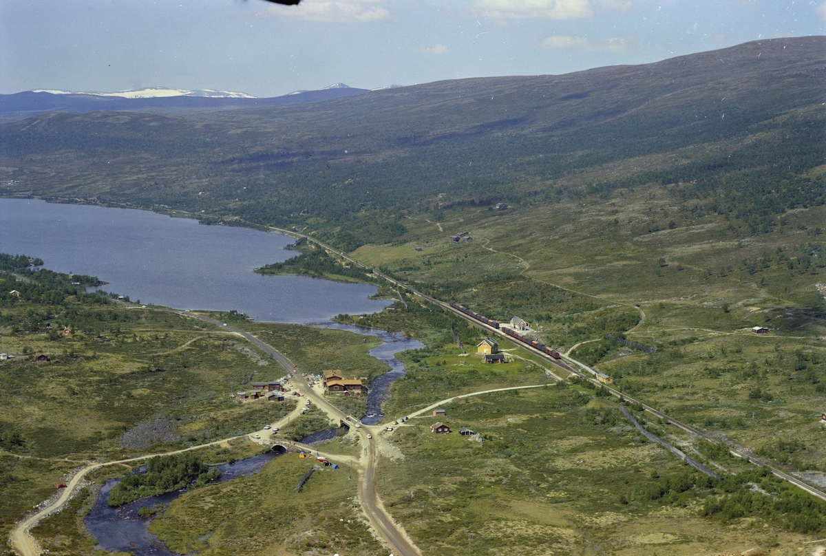 Flyfoto,Dovrefjell med Vålåsjøen, Dovregubbens hall , jernbane og hovedvei.