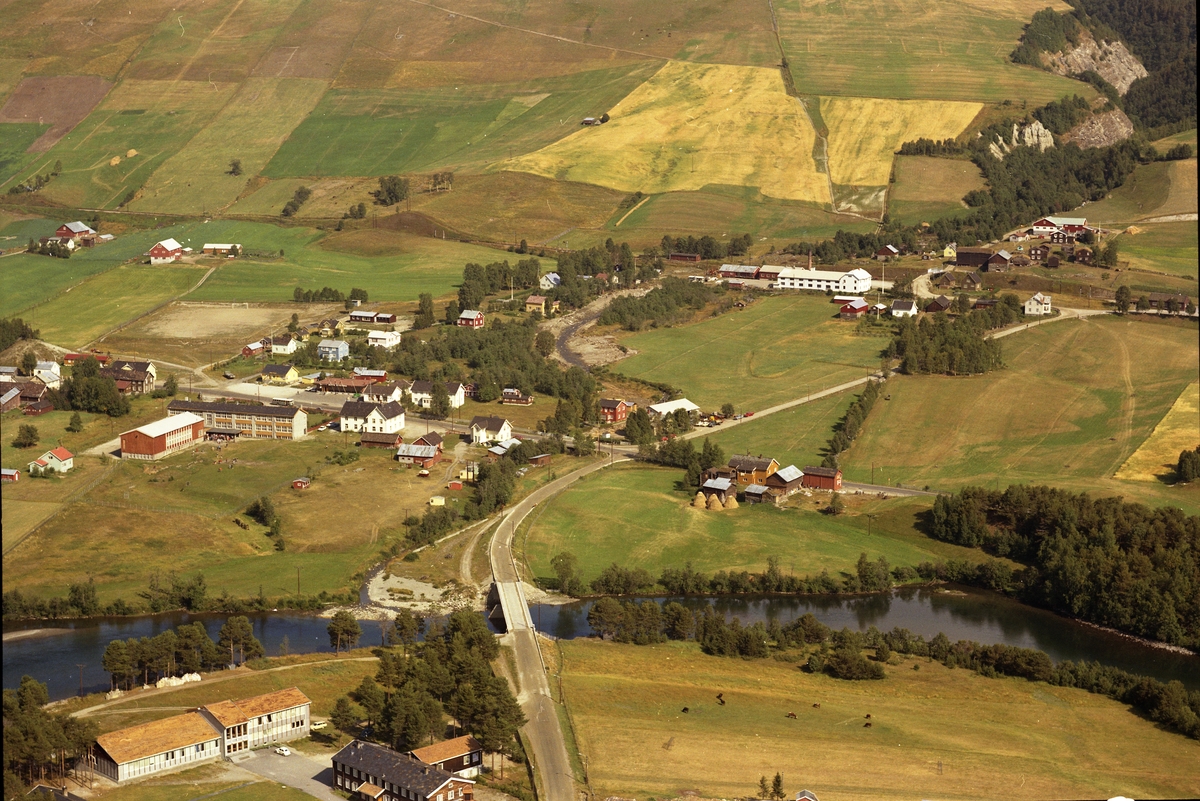 Flyfoto,tettstedet Dovre med Lågen i forgrunn, Dovre skole til v. og Dovre ysteri til h.