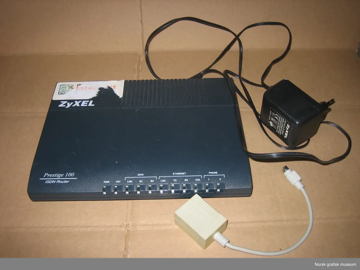 ISDN-router med batterieliminator og kabel/overgang.