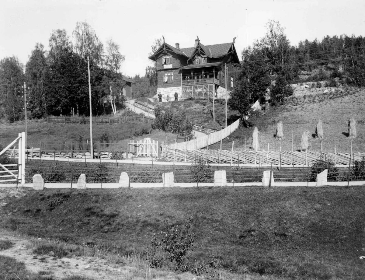 Fronheim, Vinstra, Huset til fotograf Lie med skilt