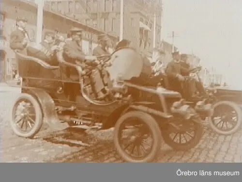 Människor och bilar. 
Bilen är en Winton från 1903-04.