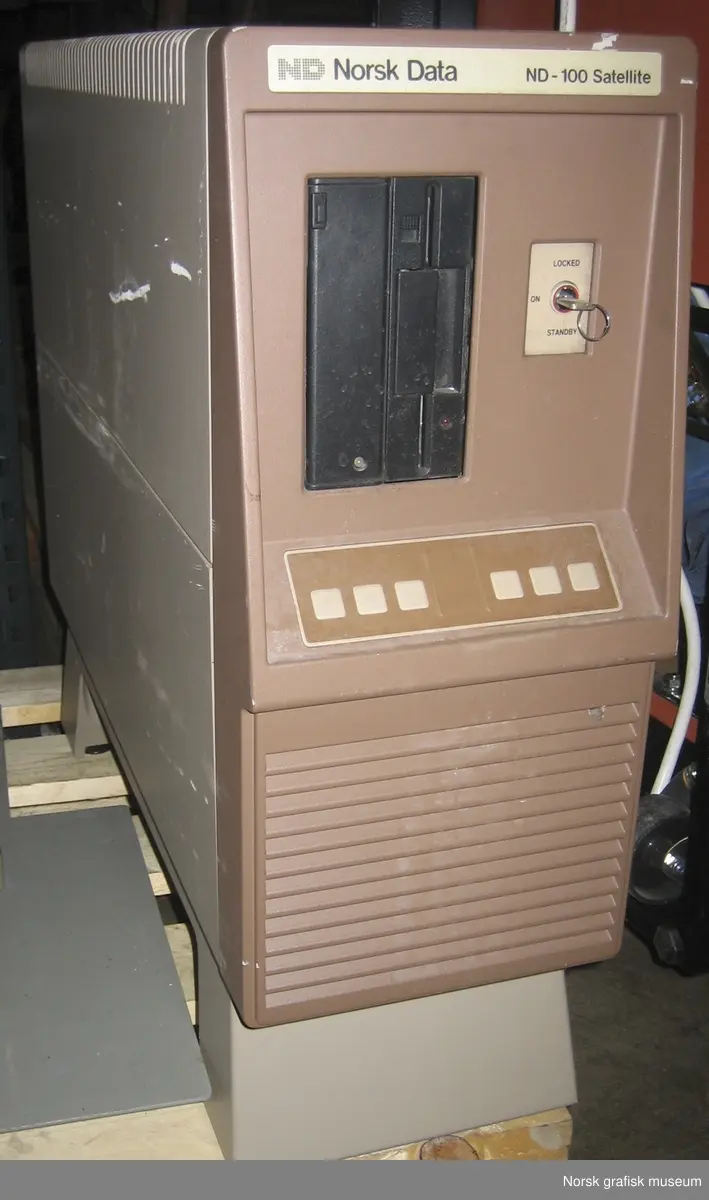 Del av et fotosetteri. ND-100 Satellite.