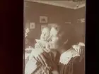 Rumsinteriör, en kvinna och ett barn.
Gerda Thermaenius med dottern Maj.