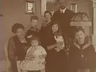Rumsinteriör, familjegrupp sju personer.
Gerda och Alfred Thermaenius med barnen Barbro, Carl-Edvard, Maj, Ulla och Sven.