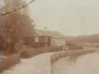 Samling framför hus, 7/7 1913