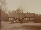 Sju personer utanför ett hus, 11/5 1912